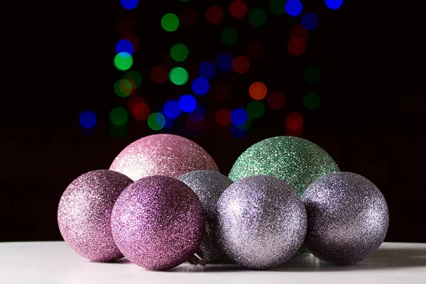 Vánoční kuličky na černém pozadí s barevnými boke — Stock fotografie