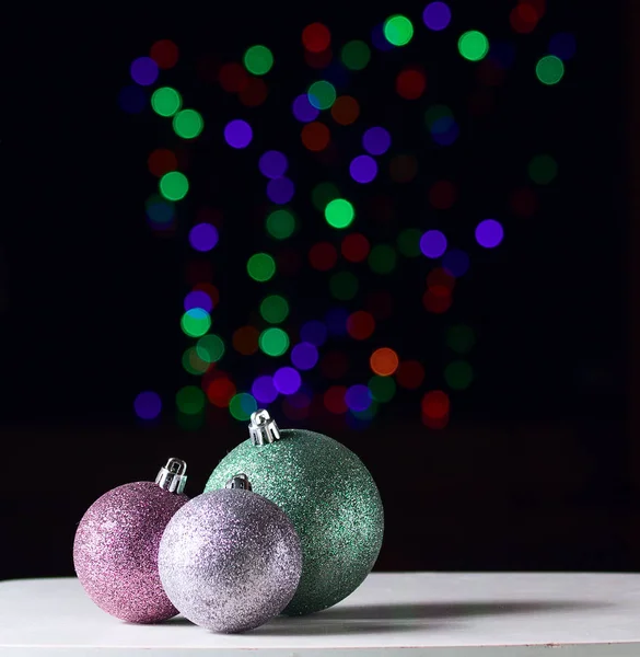 Boules de Noël brillantes sur le fond noir avec boke coloré — Photo