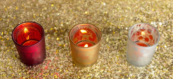 Červené, zlaté a stříbrné svícny — Stock fotografie