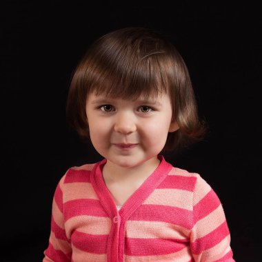 Siyah arka plan üzerine komik surat ile şirin çocuk