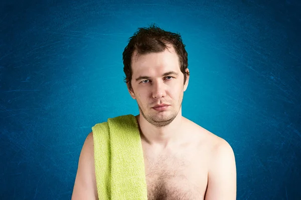 Homem com uma toalha no ombro — Fotografia de Stock