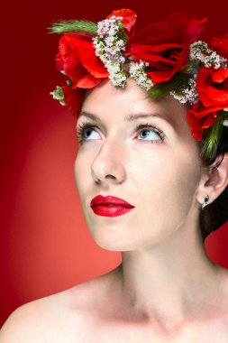 Saçında haşhaş kırmızı çiçekli kadın güzellik moda model