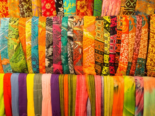 Sarongs coloridos en Bali . — Foto de Stock