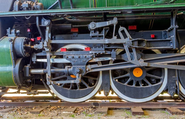 Yeşil lokomotif tekerlekler
