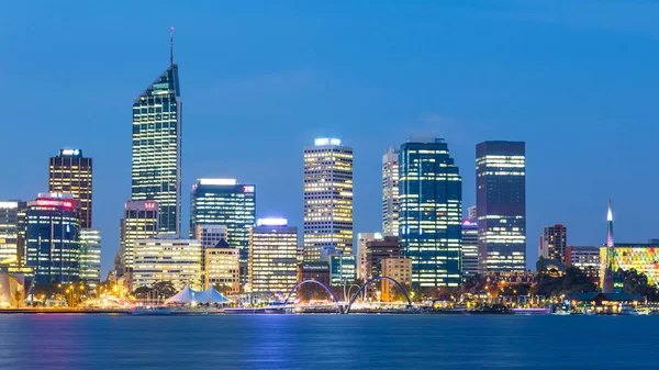 Perth Skyline in der Abenddämmerung — Stockfoto