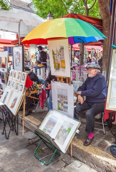 Artista de Montmartre en su puesto al aire libre — Foto de Stock