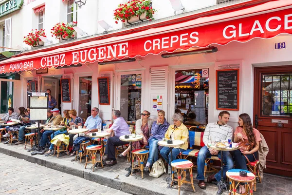 Gönner im Pariser Café — Stockfoto