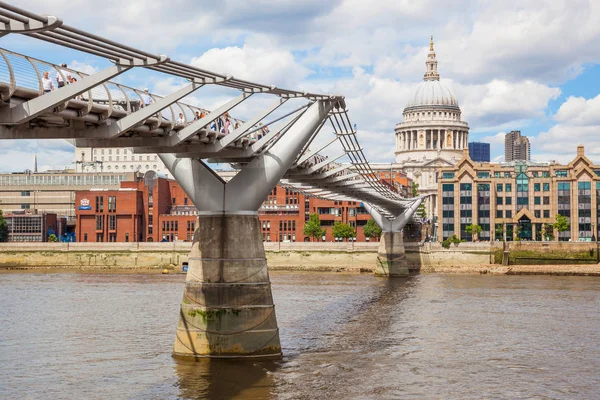 Ponte pedonal do milénio de Londres — Fotografia de Stock