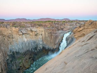 Augrabies Falls alacakaranlıkta