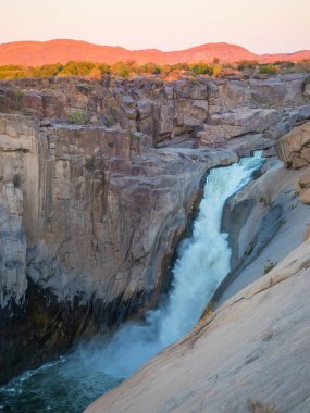 Augrabies altın saate düşüyor