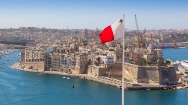 Grand Harbour, Malta, Malta bayrak ile