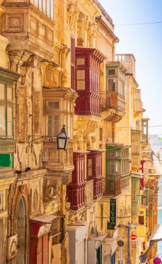 Valletta renkli balkonlar