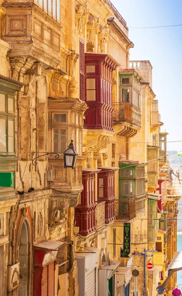 Kleurrijke balkons in Valletta — Stockfoto