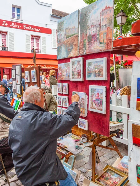 Artista de Montmartre completando una pintura — Foto de Stock