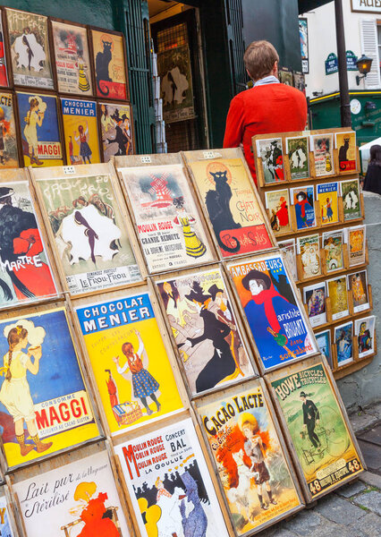 Традиционные парижские плакаты на Монмартре
