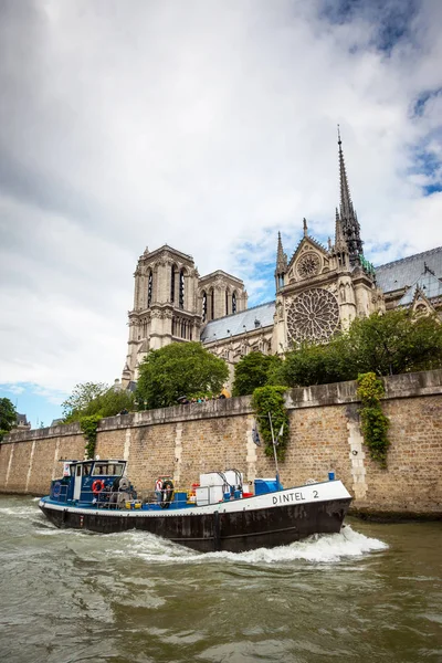 Boat Passing Notre Dame Cathedral — Stock Photo, Image