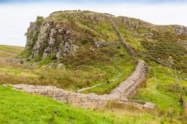 Northumberland, İngiltere - 31 Ağustos 2012: Hadrian Duvarı'nın yemyeşil Northumberland kırsal İngiltere'nin bir bölümünü.