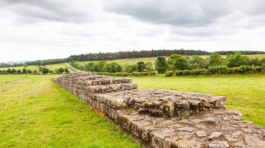 Hadrian Duvarı'nın bir bölümünü