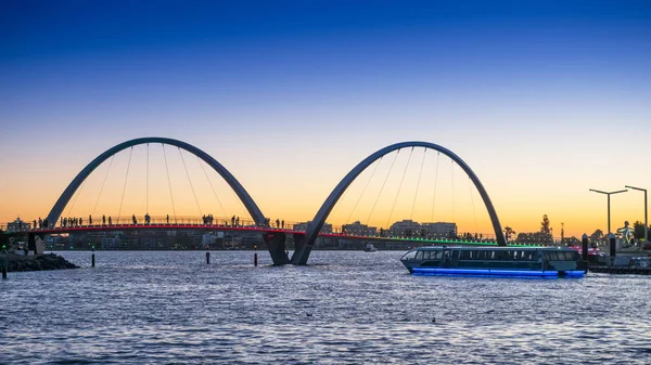 Elizabeth Quay feribot gün batımında — Stok fotoğraf