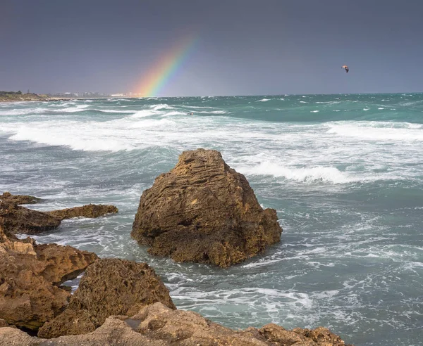 Tempo tempestuoso e um arco-íris — Fotografia de Stock