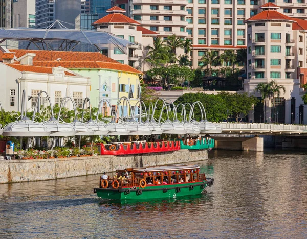 Bumboat on the Singapore River — Stock Photo, Image