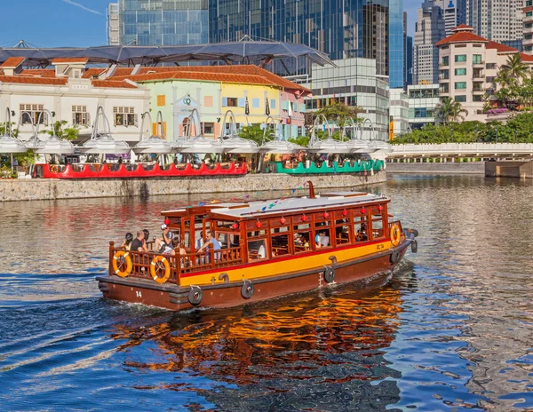 A Bumboat on the Singapore River — Stock Photo, Image