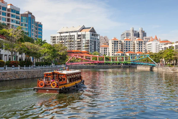 Bumboat and Alkaff Bridge — Stock Photo, Image