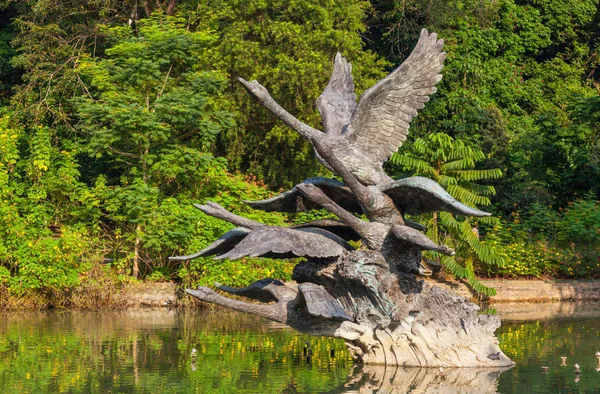 Flight of Swans Sculpture — Stock Photo, Image