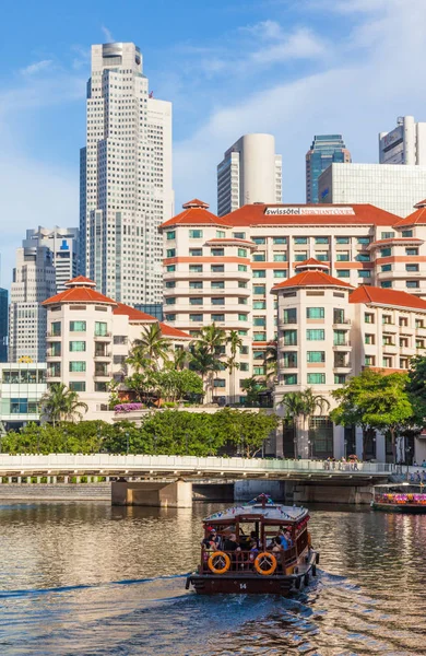 Singapore River and the Swissotel Merchant Court Hotel — Stock Photo, Image