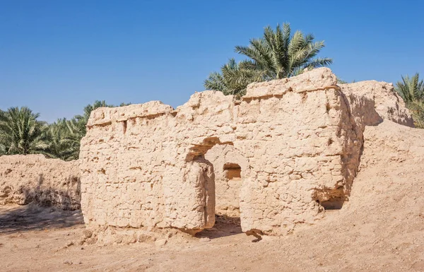 Hausruinen aus Lehmziegeln in einer Oase von al-Ain — Stockfoto
