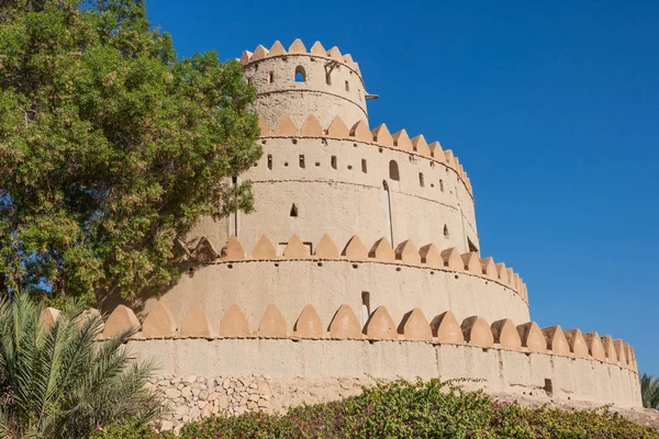 一座标志性的塔在 Al Jahli 堡 — 图库照片