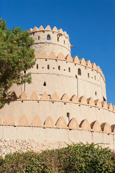 Un insieme iconico di torri a Al Jahli Fort, Emirati Arabi Uniti — Foto Stock