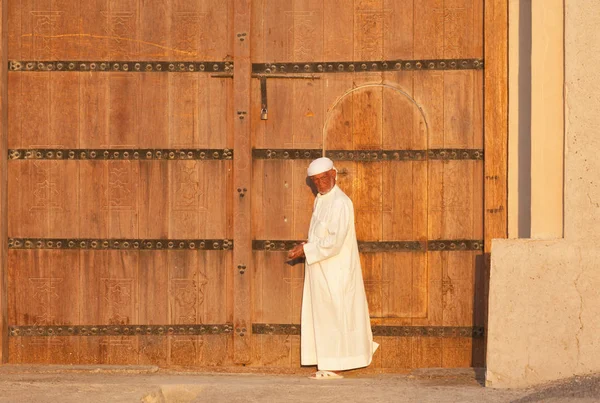 Al Jahli Fort Caretaker — Stock Photo, Image