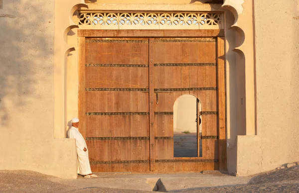 Al Jahli Fort Caretaker — Stock Photo, Image