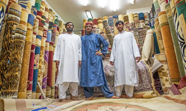 Hombres en la alfombra Souk en Abu Dhabi — Foto de Stock