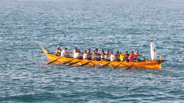 Rowing Dhow off Abu Dhabi — Stock Photo, Image