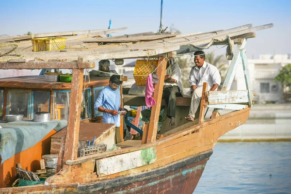 Tripulación de barcos en Abu Dhabi Dhow Harbour — Foto de Stock