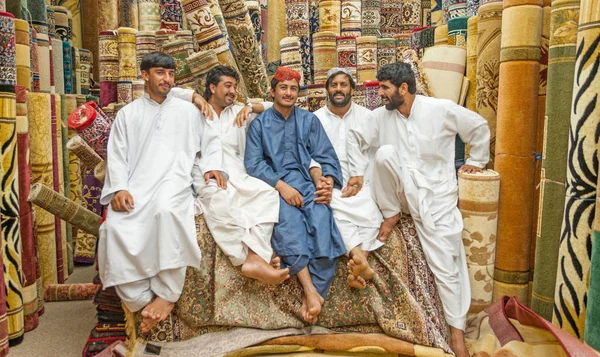 Hombres en la alfombra Souk en Abu Dhabi — Foto de Stock