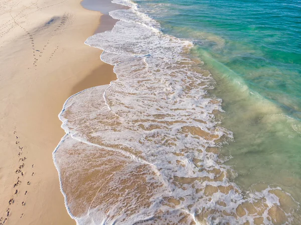 Fotspår på en strand — Stockfoto