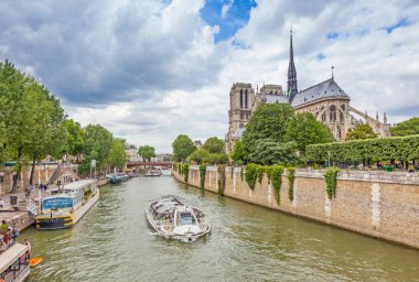 Notre Dame Katedrali ve bir Cruise Gemi