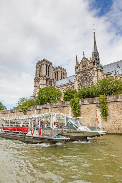 Cattedrale di Notre Dame e una barca da crociera — Foto Stock