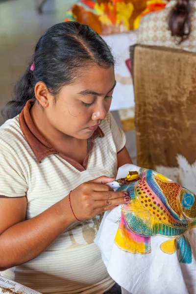 Balinese Woman Preparing Fabric — Stock Photo, Image