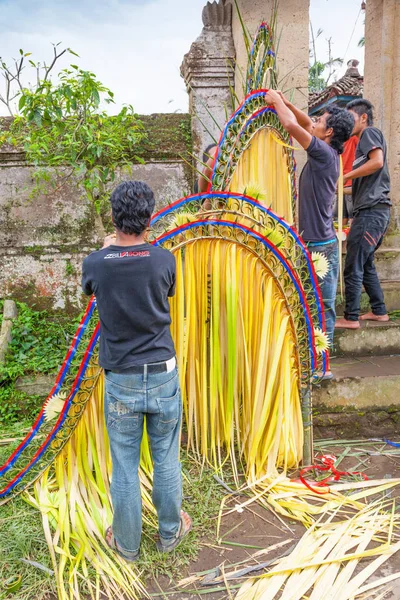 Balinese Villagers Preparing for a Festival — Stock Photo, Image