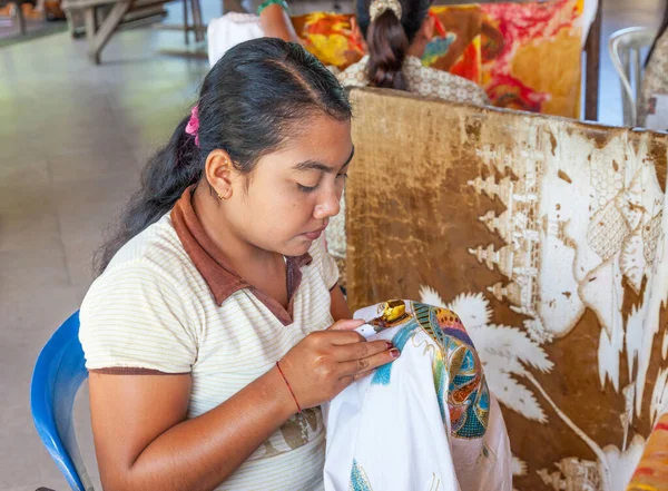 Balinese mulher preparando tecido — Fotografia de Stock
