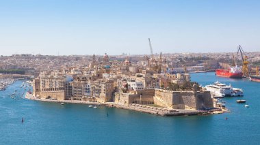 Grand Harbour, Malta - 26 Haziran 2012: Senglea tahkim edilmiş şehir ve Malta Valletta 'dan Grand Harbour' a karşı Saint Michael Kalesi