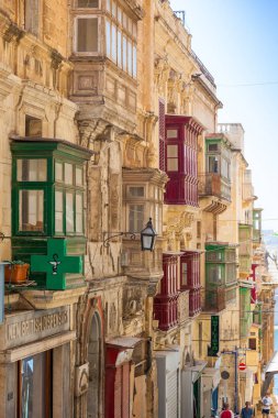 Valletta, Malta - 26 Haziran 2012: Malta 'nın başkenti Valletta' nın tarihi bölümünde renkli geleneksel balkonlar.