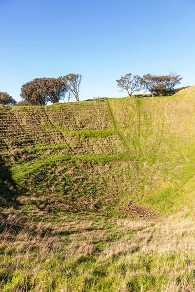 マウンガワウ MaungawhauまたはMount Eden ニュージーランドのオークランドで最も高い自然地点である休火山である — ストック写真