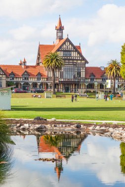 ROTORUA, NEW ZEALAND - 5 Haziran 2010: Rotorua, Yeni Zelanda 'daki Rotorua Müzesi ve Sanat Galerisi. NZ deprem standartlarını karşılayamayan müze 2016 yılında kapatıldı..