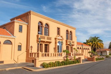 1933 'ten kalma orijinal ihtişamına kavuşan Rotorua' daki Mavi Hamamlar, termal olarak ısıtılmış hamamların karışık banyo için ilk yer olduğu Yeni Zelanda 'da sanat deco ve İspanyol misyon stillerini kaynaştırıyor..