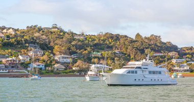 Kuzey Adası, Yeni Zelanda 'nın kuzeyindeki Adalar Körfezi' nde bulunan Russell açıklarında demirlemiş lüks bir karavan yatı..